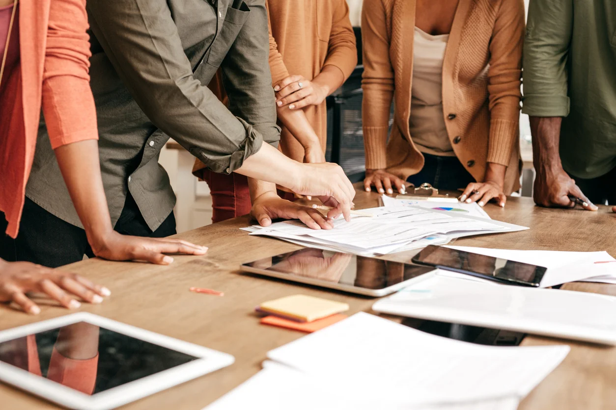 groupe de gens entrain de faire une stratégie de communication